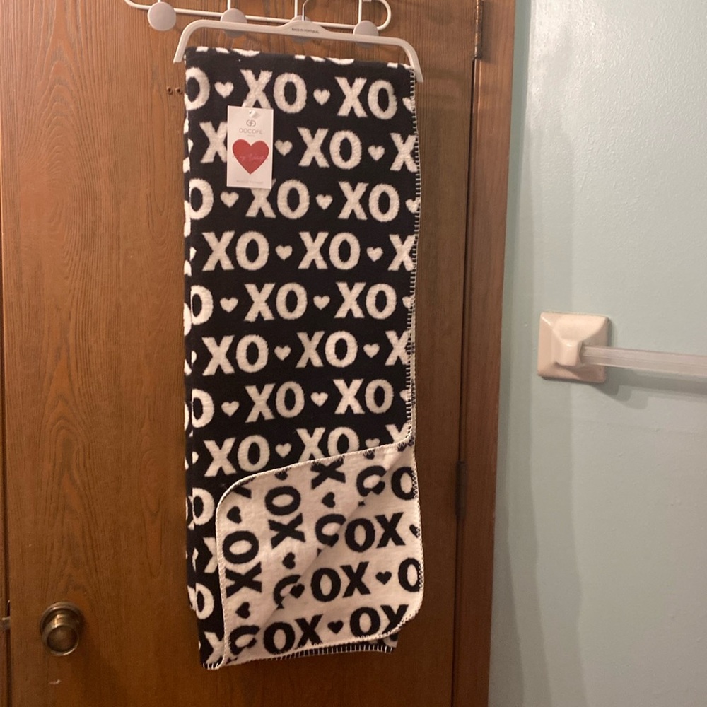 NWT Docofil XOXO Throw Blanket. Black & White.